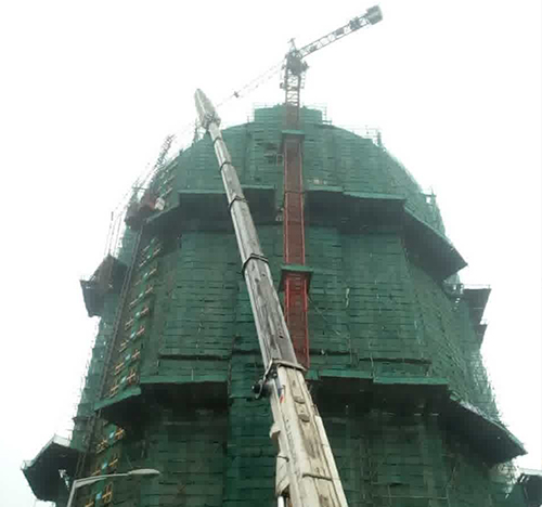 锡林郭勒盟吊车在工地上作业